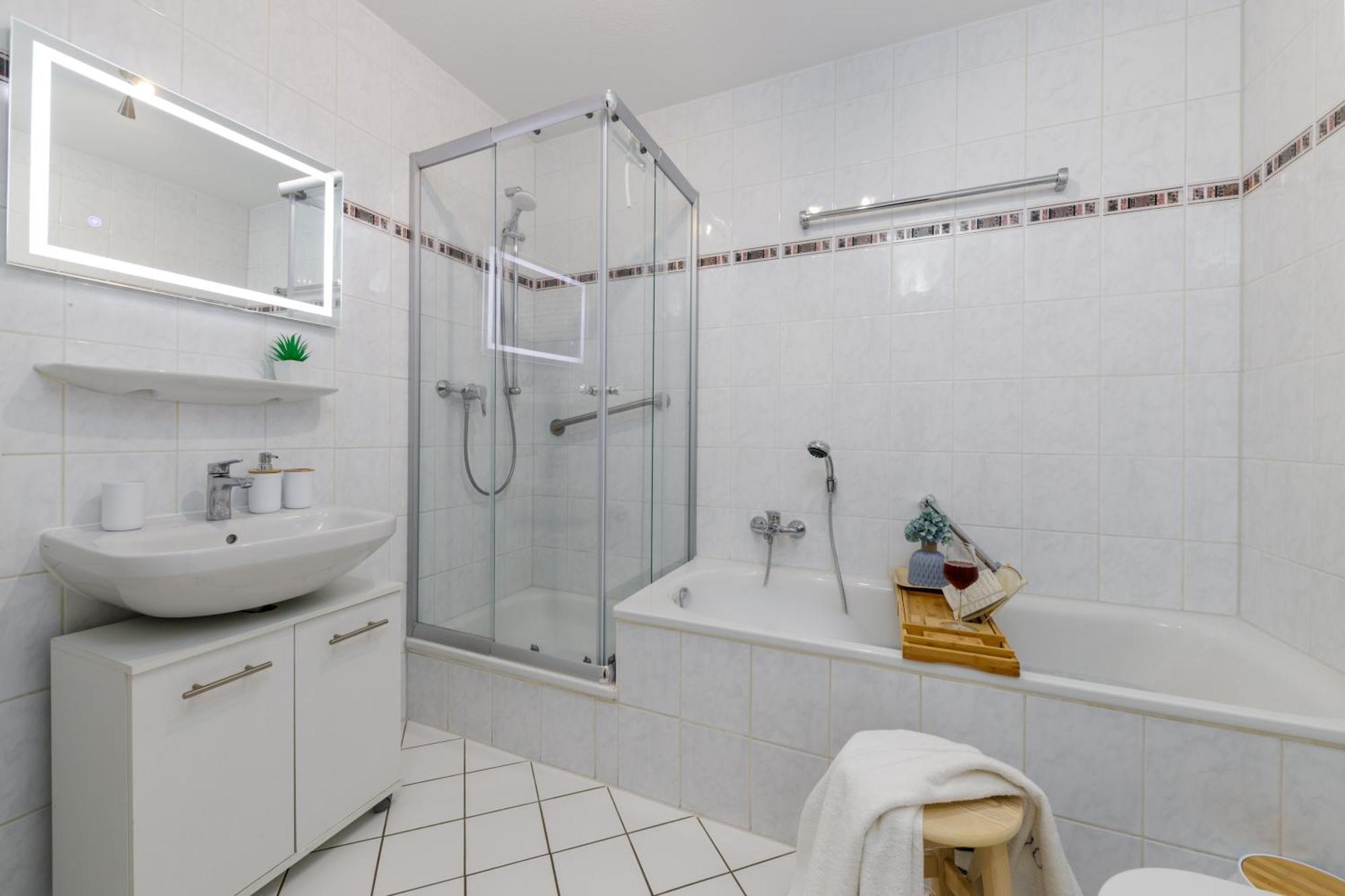2 Wohnung, Kueche, Bad, Balkon, Netflix